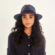 Cargar imagen en el visor de la galería, Model Front: Uv Line Panama Hat Hat Shanghai Imp Uni Navy Blue Upf50+
