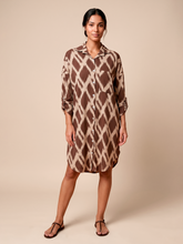 Cargar imagen en el visor de la galería, Model Front: Uv Line Shirtdress Shirtdress Ipanema Diamond Upf50+
