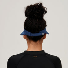 Cargar imagen en el visor de la galería, Model Back: Uv Line Visor Visor Leblon Navy Blue Upf50+
