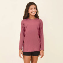 Cargar imagen en el visor de la galería, Model Front: Uv Line Rash Guard Longsleeve Uvpro Kids Malva Upf50+

