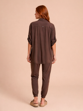 Cargar imagen en el visor de la galería, Model Back: Uv Line Shirtdress Shirt Copa Brown Upf50+
