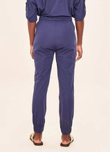 Cargar imagen en el visor de la galería, Model Back: Uv Line Beach Trousers Pants Fem Basic Navy Blue Upf50+
