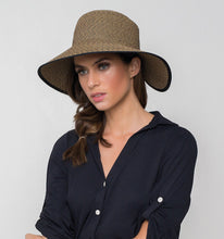 Cargar imagen en el visor de la galería, Model Front: Uv Line Floppy Hat Hat Santorini Imp Fem Mescla Upf50+
