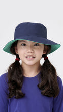 Cargar imagen en el visor de la galería, Model Front: Uv Line Floppy Hat Hat California Inf Navy Blue Lagoa Upf50+
