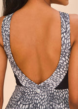 Cargar imagen en el visor de la galería, Model Back: Uv Line One-Piece Swimsuit Verena Asas Upf50+
