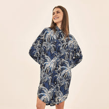 Cargar imagen en el visor de la galería, Model Front: Uv Line Shirtdress Shirtdress Ipanema Coqueiros Marinho Upf50+
