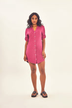 Cargar imagen en el visor de la galería, Model Front: Uv Line Shirtdress Shirtdress Copenhagen Fem Fucsia Upf50+
