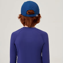 Cargar imagen en el visor de la galería, Model Back: Uv Line Caps Cap Teens Colors Inf Navyblue Upf50+
