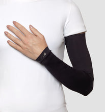 Cargar imagen en el visor de la galería, Model Front: Uv Line Glove Long Sleeve Black Upf50+
