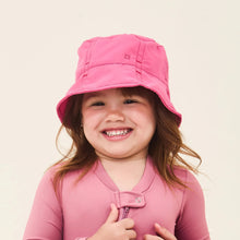 Cargar imagen en el visor de la galería, Model Front: Uv Line Bucket Hat Hat Napoli Basic Kids Nac Inf Pink Upf50+
