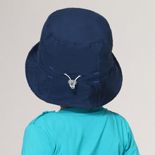 Cargar imagen en el visor de la galería, Model Back: Uv Line Bucket Hat Hat Napoli Basic Kids Nac Inf Navy Blue Upf50+
