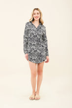 Cargar imagen en el visor de la galería, Model Front: Uv Line Shirtdress Shirtdress Dalia Marinho Upf50+
