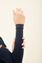 Cargar imagen en el visor de la galería, Model Front: Uv Line Glove Sun-Protection Sleeve Navy Upf50+
