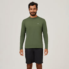 Cargar imagen en el visor de la galería, Model Front: Uv Line Rash Guard Longsleeve Uvpro Green Militar Upf50+
