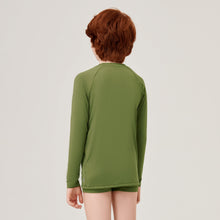 Cargar imagen en el visor de la galería, Model Back: Uv Line Rash Guard Longsleeve Uvrpo Inf Verde Militar Upf50+
