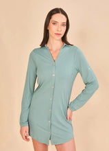 Cargar imagen en el visor de la galería, Model Front: Uv Line Shirtdress Shirtdress Copenhagen Water Green Upf50+
