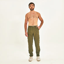 Cargar imagen en el visor de la galería, Model Front: Uv Line Fitness Bottom Chelsea Verde Militar Upf50+
