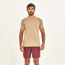 Cargar imagen en el visor de la galería, Model Front: Uv Line Fitness Top T-Shirt Sport Fit Areia Upf50+
