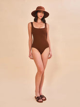 Cargar imagen en el visor de la galería, Model Front: Uv Line Floppy Hat Lyon Conhaque Upf50+
