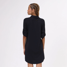 Cargar imagen en el visor de la galería, Model Back: Uv Line Shirtdress Shirtdress Copenhagen Fem Black Upf50+
