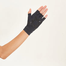 Cargar imagen en el visor de la galería, Model Back: Uv Line Glove Short Gloves Uni Black Upf50+
