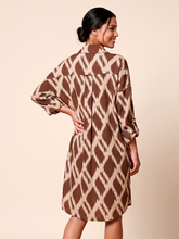 Cargar imagen en el visor de la galería, Model Back: Uv Line Shirtdress Shirtdress Ipanema Diamond Upf50+
