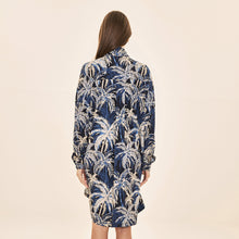 Cargar imagen en el visor de la galería, Model Back: Uv Line Shirtdress Shirtdress Ipanema Coqueiros Marinho Upf50+
