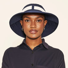 Cargar imagen en el visor de la galería, Model Front: Uv Line Floppy Hat Hat Paris Ville L Fem Blue White Upf50+
