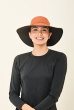 Cargar imagen en el visor de la galería, Model Front: Uv Line Floppy Hat San Diego Preto Caramelo Upf50+
