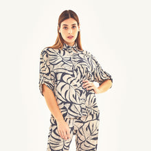 Cargar imagen en el visor de la galería, Model Front: Uv Line Beach Top Shirt Copa Costela Off White Upf50+
