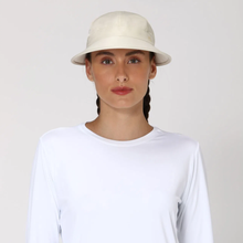 Cargar imagen en el visor de la galería, Model Front: Uv Line Caps Visor Nice Fem Sand Upf50+
