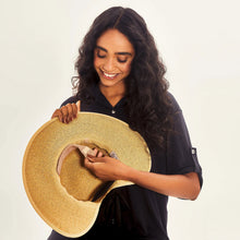 Cargar imagen en el visor de la galería, Image 05: Uv Line Floppy Hat Hat Santorini Imp Fem Wheat Upf50+
