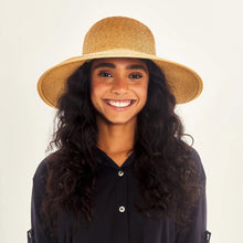 Cargar imagen en el visor de la galería, Model Front: Uv Line Floppy Hat Hat Santorini Imp Fem Wheat Upf50+
