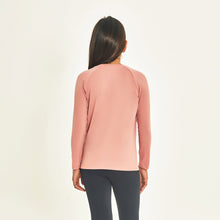 Cargar imagen en el visor de la galería, Model Back: Uv Line Rash Guard Longsleeve Uprpo Inf Rose Upf50+
