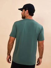 Cargar imagen en el visor de la galería, Model Back: Uv Line T-Shirt For Men T-Shirt New Fit Textura Masc Verde Jade Upf50+
