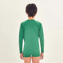 Cargar imagen en el visor de la galería, Model Back: Uv Line Rash Guard Longsleeve Uvpro Kids Verde Brasil Upf50+
