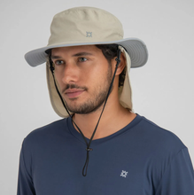 Cargar imagen en el visor de la galería, Model Front: Uv Line Flap Hat Chapeu Kansas Nac Areia/Cinza
