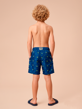 Cargar imagen en el visor de la galería, Model Back: Uv Line Boy's Swimwear Shorts Acqua Kids Pirates Fun Upf50+

