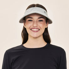 Cargar imagen en el visor de la galería, Model Front: Uv Line Visor Visor Pontal Cinza Upf50+
