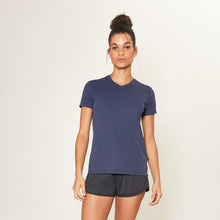 Cargar imagen en el visor de la galería, Model Front: Uv Line Fitness Top Sport Fit Fem Marinho Upf50+
