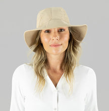 Cargar imagen en el visor de la galería, Model Front: Uv Line Floppy Hat San Remo Areia Offwhite Upf50+
