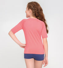 Cargar imagen en el visor de la galería, Model Back: Uv Line Rash Guard T-Shirt Uvpro Kids Coral Upf50+
