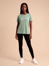 Cargar imagen en el visor de la galería, Model Front: Uv Line Rash Guard T-Shirt Fem New Fit Mix Green Upf50+
