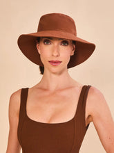 Cargar imagen en el visor de la galería, Model Front: Uv Line Bucket Hat Hat California Fem Cognac Upf50+
