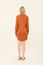 Cargar imagen en el visor de la galería, Model Back: Uv Line Shirtdress Shirtdress Copenhagen Caramelo Upf50+
