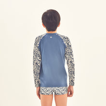 Cargar imagen en el visor de la galería, Model Back: Uv Line Rash Guard Rash Guard Kids Costela Aco Off White Upf50+
