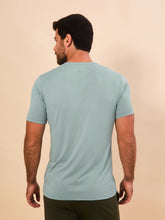 Cargar imagen en el visor de la galería, Model Back: Uv Line T-Shirt For Men T-Shirt New Fit Masc Verde Agua Upf50+

