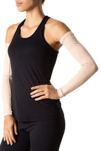 Cargar imagen en el visor de la galería, Model Front: Uv Line Glove Long Sleeve Uni Beige Upf50+
