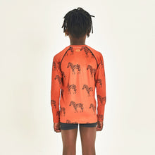 Cargar imagen en el visor de la galería, Model Back: Uv Line Rash Guard Longsleeve Acqua Zebra Inf Upf50+
