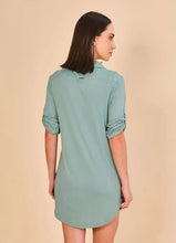 Cargar imagen en el visor de la galería, Model Back: Uv Line Shirtdress Shirtdress Copenhagen Water Green Upf50+
